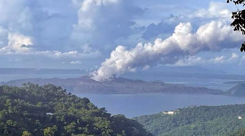 PHILIPPINEN MAGAZIN - NACHRICHTEN - Taal-Vulkan stößt weiterhin dampfgetriebene Rauchfahnen aus