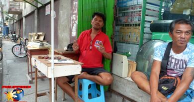 PHILIPPINEN MAGAZIN - FOTO DES TAGES - Stempelmacher und Briefeschreiber warten auf Kunden Foto von Sir Dieter Sokoll