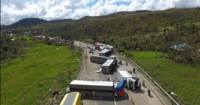 PHILIPPINEN MAGAZIN - NACHRICHTEN - Von Odette umgestürzte Lastwagen blockieren Straße in Surigao
