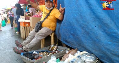PHILIPPINEN MAGAZIN - FOTO DES TAGES - Amulettverkäufer auf dem Straßenmarkt Foto von Sir Dieter Sokoll
