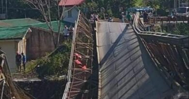 PHILIPPINEN MAGAZIN - NACHRICHTEN - 4 Verletzte nach Brückeneinsturz in Laguna: 12-Rad-Lkw stürzt in Fluss