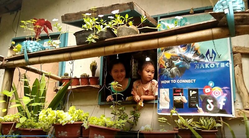 PHILIPPINEN MAGAZIN - FOTO DES TAGES - Mutter und Tochter am Fenster Foto von Sir Dieter Sokoll