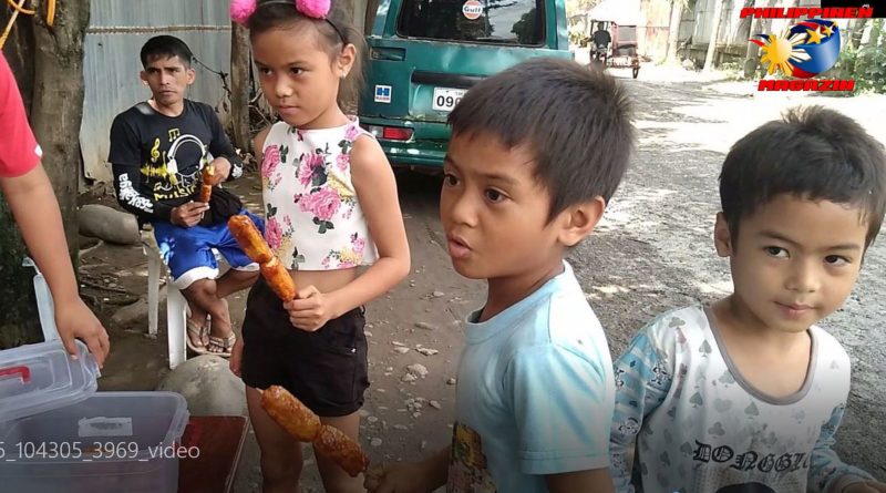 PHILIPPINEN MAGAZIN - FOTO DES TAGES - Bananenspieße für die Kinder Foto von Sir Dieter Sokoll, KOR