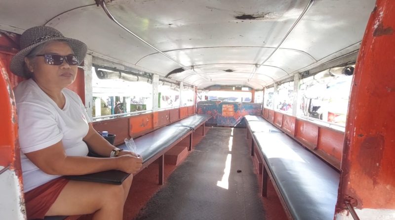 Warten auf die Abfahrt eines Überland-Jeepneys
