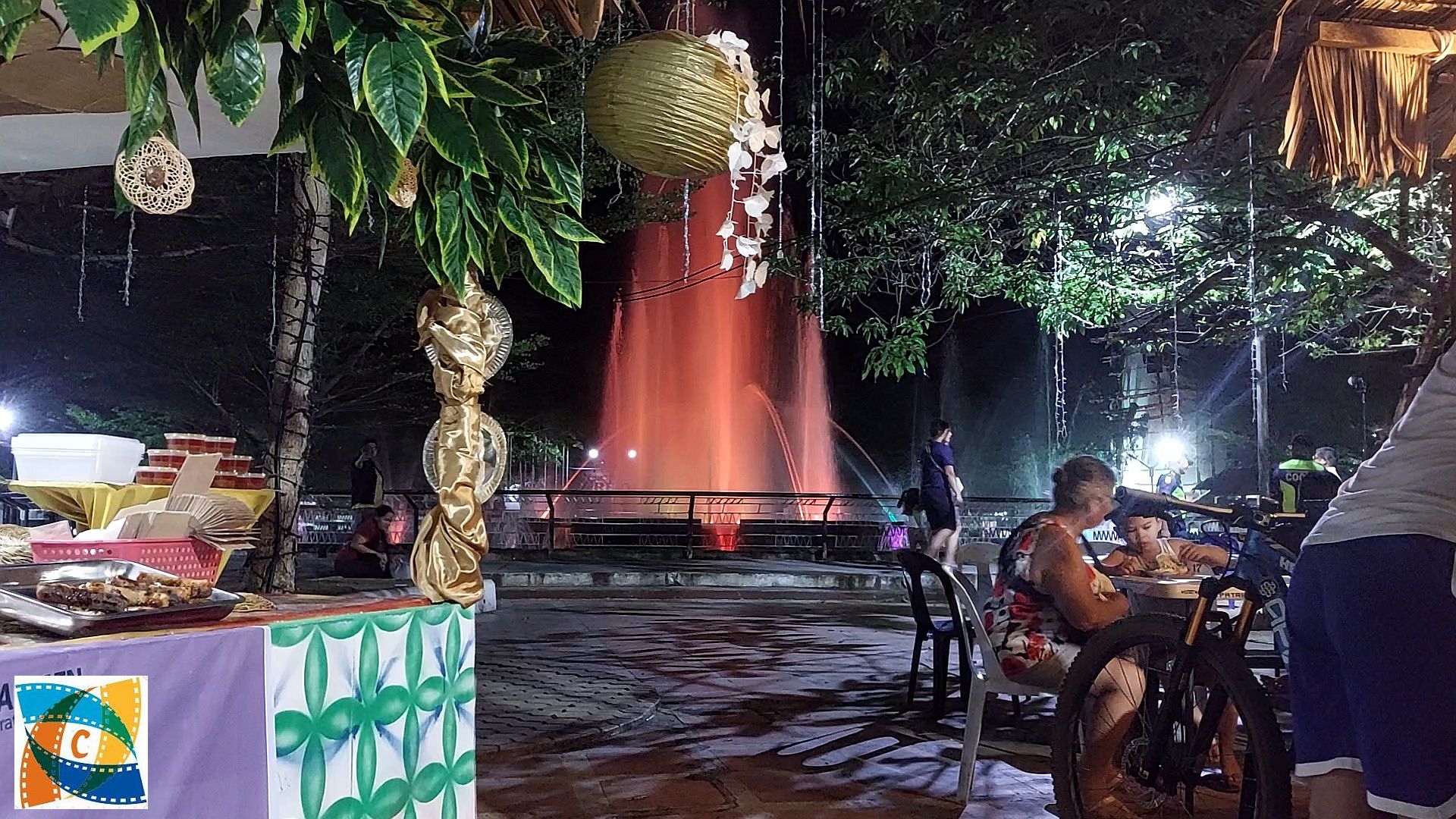 PHILIPPINEN MAGAZIN - FOTOSERIE - Bunte Lichter- und Wasserspiele im Gaston Park