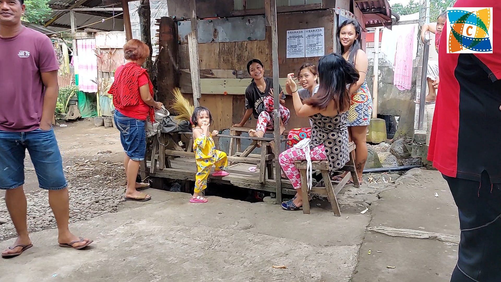 PHILIPPINEN MAGAZIN - Menschenn im Dorf