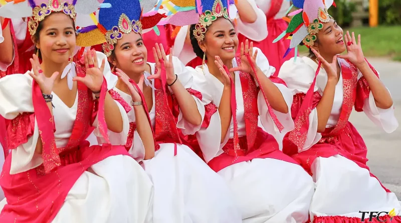 PHILIPPINEN MAGAZIN - TRADITION: Straßenparaden