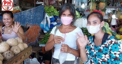 PHILIPPINEN MAGAZIN - FOTO DES TAGES - Mutter und Tochter kaufen Kokoswasser auf dem Markt