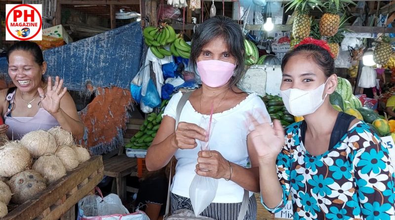 PHILIPPINEN MAGAZIN - FOTO DES TAGES - Mutter und Tochter kaufen Kokoswasser auf dem Markt