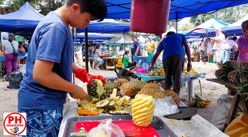 PHILIPPINEN MAGAZIN - FOTO DES TAGES - Ananasschneider auf dem Sonntagsmarkt von Valencia