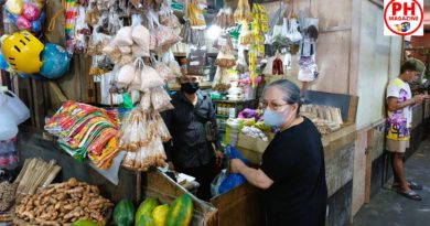 PHILIPPINEN MAGAZIN - FOTO DES TAGES - Plausch von zwei alten Damen auf dem Markt