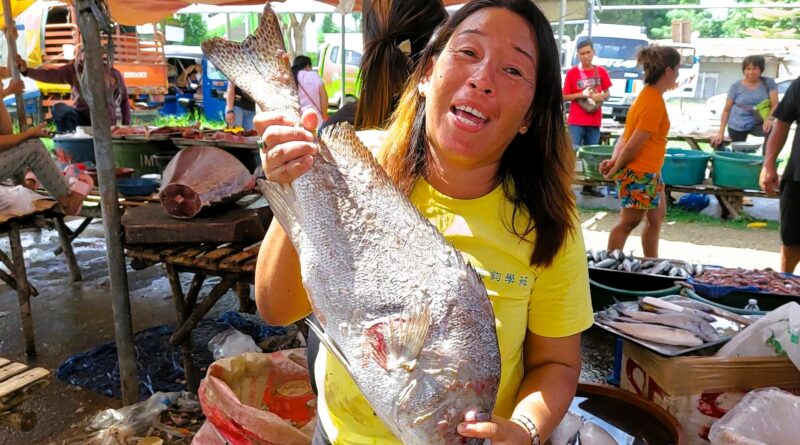 PHILIPPINEN MAGAZIN - FOTO DES TAGES - Fischverkäuferin zeigt ihre Ware