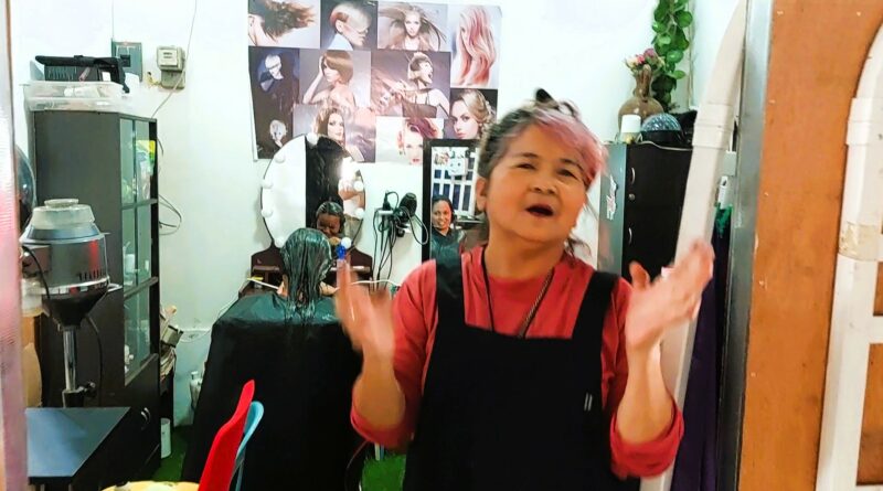 PHILIPPINEN MAGAZIN - FOTO DES TAGES - Besitzerin eines Damensalons auf dem Markt