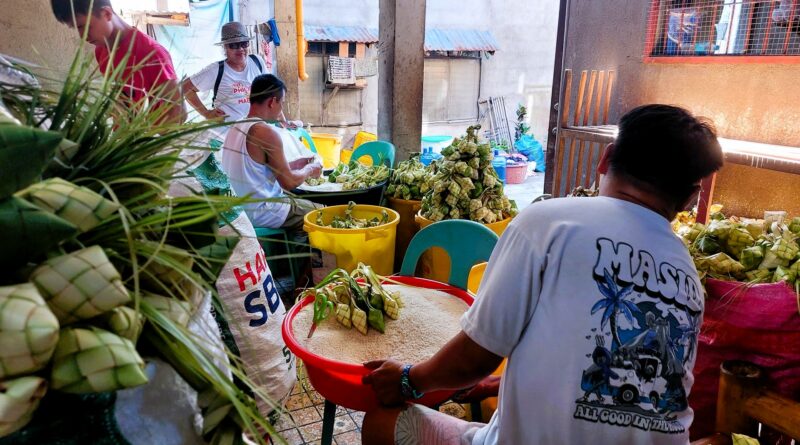 PHILIPPINEN MAGAZIN - FOTO des TAGES - Herstellung von 'hanging rice'