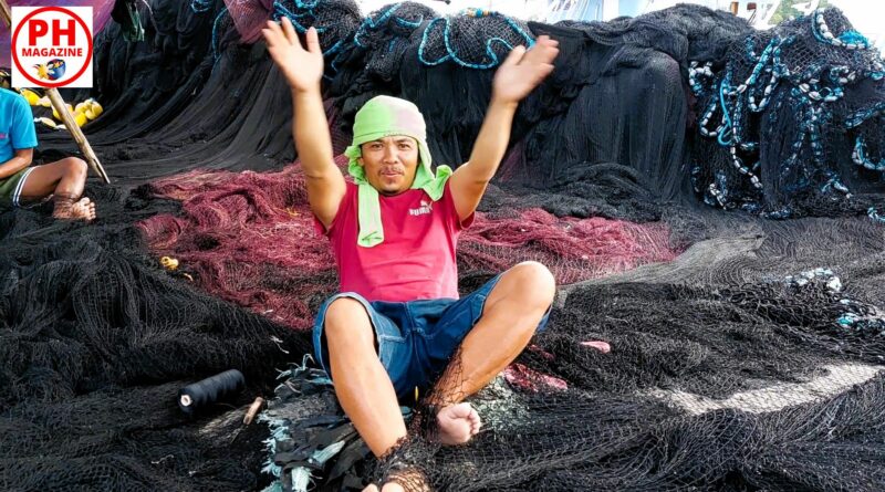 PHILIPPINEN MAGAZIN - FOTO DES TAGES - Ein Fischer repariert sein Netz