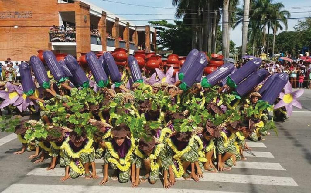 PHILIPPINEN MAGAZIN - TOURISMUS-NACHRICHTEN - Talong Festival feiert die gute Ernte der Bauern in Pangasinan