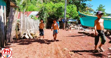 PHILIPPINEN MAGAZIN - FOTO DES TAGES - Jungs sind Jungs - auf Entdeckungstour auf der Insel Sipaka