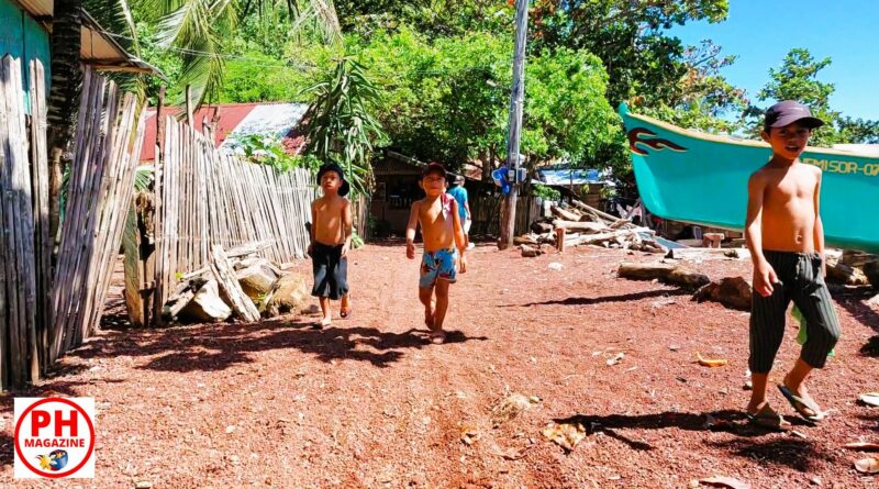 PHILIPPINEN MAGAZIN - FOTO DES TAGES - Jungs sind Jungs - auf Entdeckungstour auf der Insel Sipaka