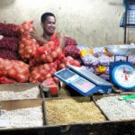 FOTO: Lebendiges Marktreiben: Ein Zwiebel- und Knoblauchhändler